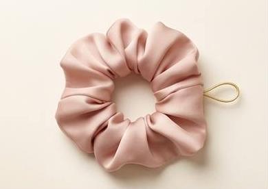 Chouchou satin rose poudré à anneau doré Mus Accessoires